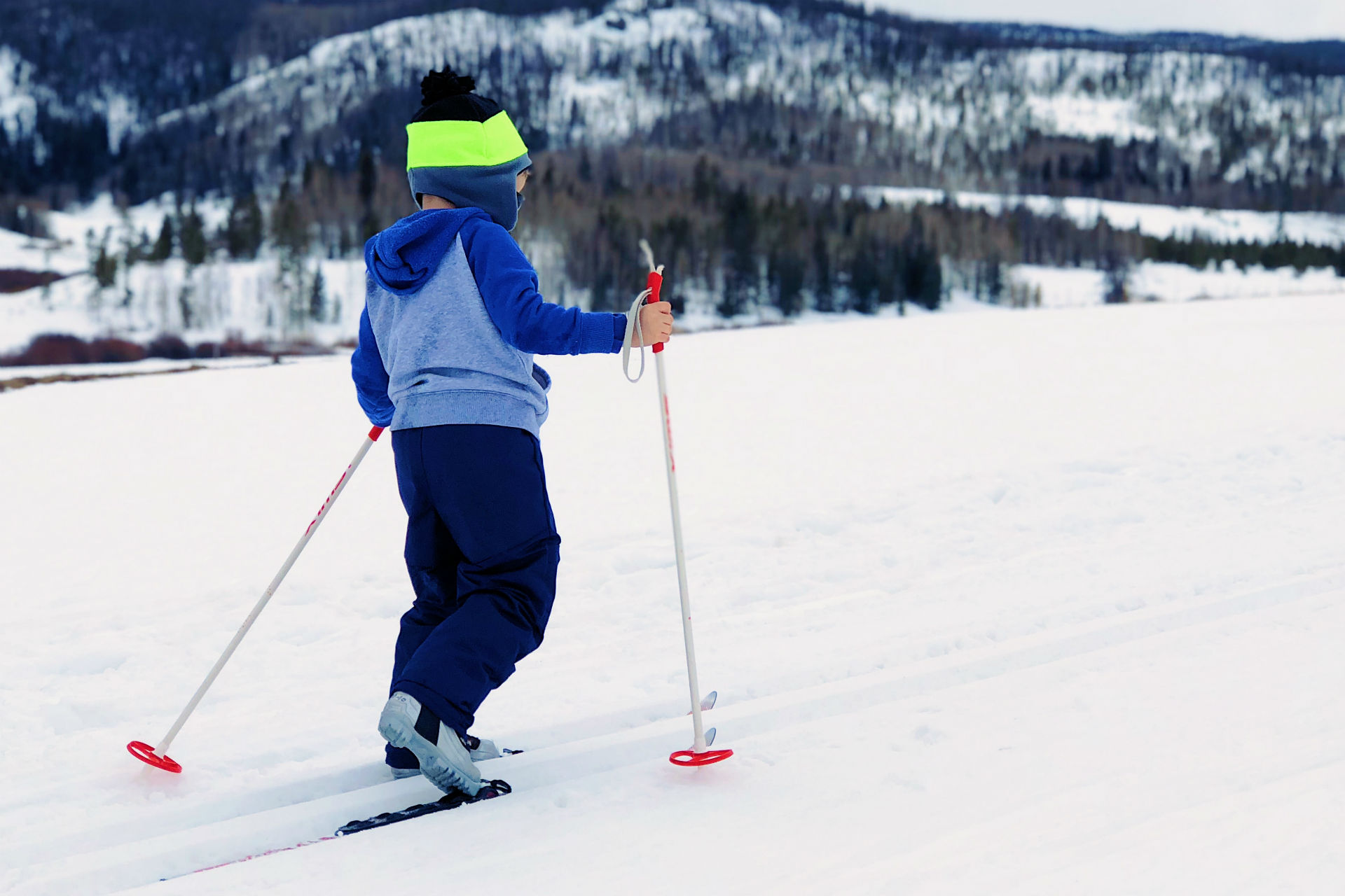 little boy skiing