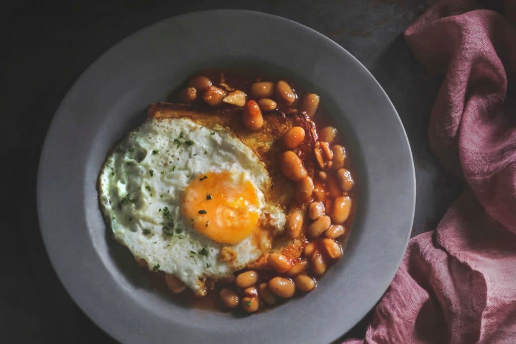 baked beans with toast and an egg