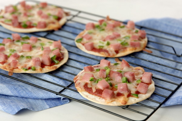 Speedy ham and cheesy pizzas