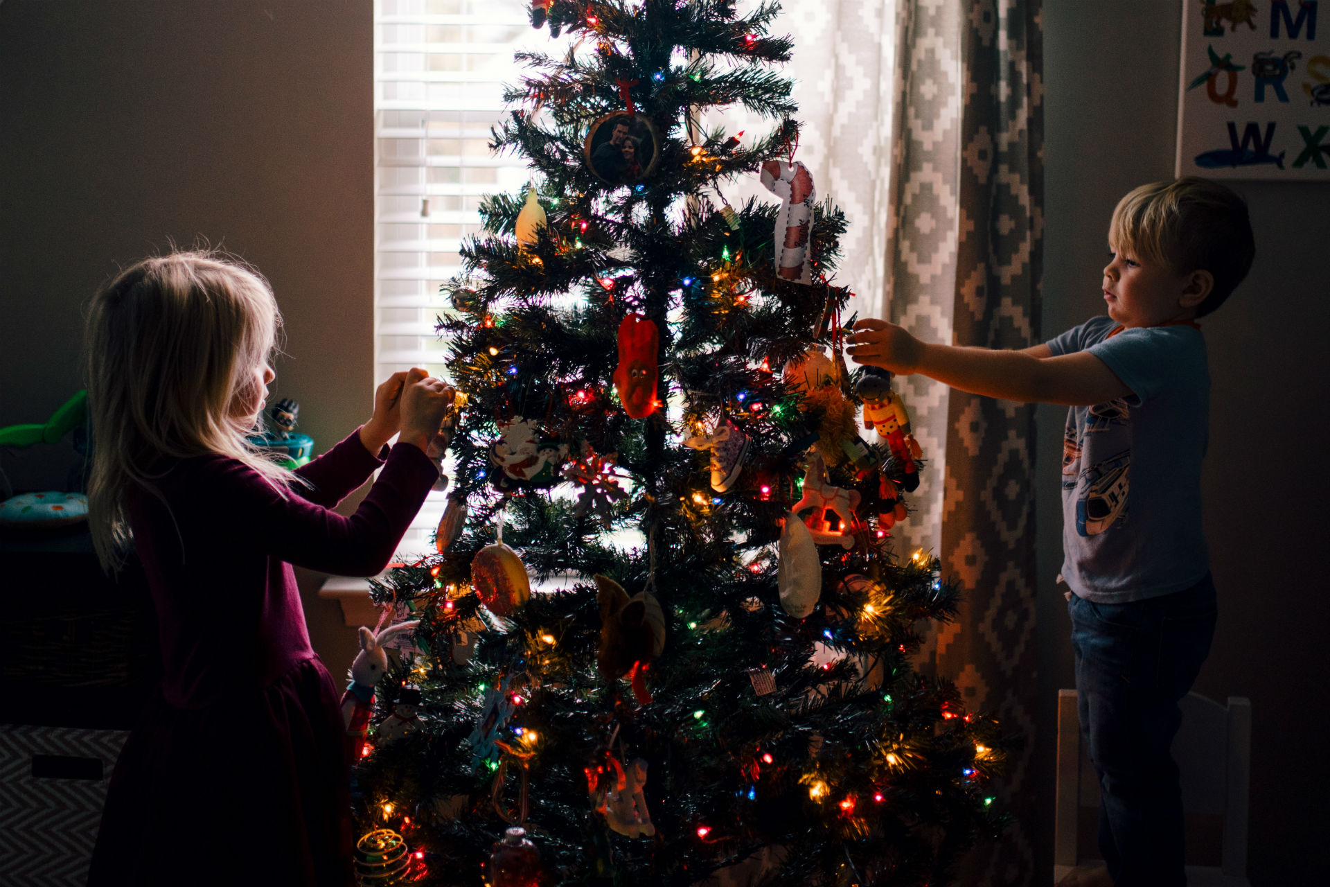 children decorating a Christmas tree